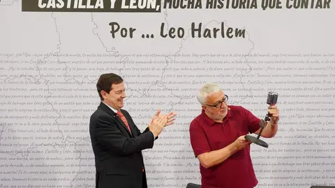 El presidente de la Junta de Castilla y León, Alfonso Fernández Mañueco, presenta el proyecto divulgativo ''Castilla y León, mucha historia que contar'', junto al comunicador y humorista Leo Harlem. Foto: Miriam Chacón.
