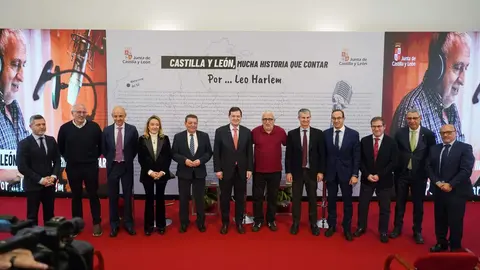 El presidente de la Junta de Castilla y León, Alfonso Fernández Mañueco, presenta el proyecto divulgativo ''Castilla y León, mucha historia que contar'', junto al comunicador y humorista Leo Harlem. Foto: Miriam Chacón.