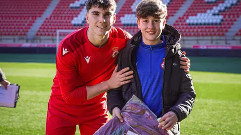 Los jugadores de la Cultural hacen entrega de los regalos del sorteo a los niños. Foto: Cultural.