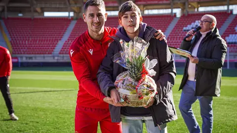 Los jugadores de la Cultural hacen entrega de los regalos del sorteo a los niños. Foto: Cultural.
