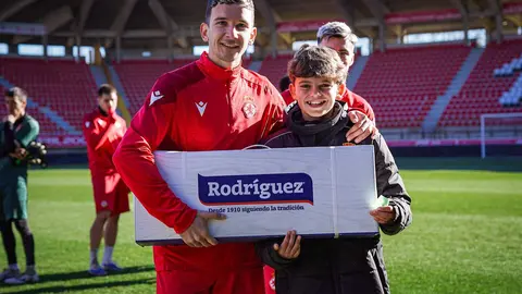 Los jugadores de la Cultural hacen entrega de los regalos del sorteo a los niños. Foto: Cultural.