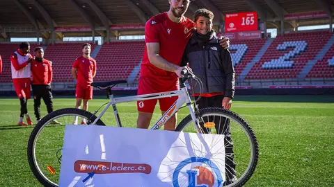 Los jugadores de la Cultural hacen entrega de los regalos del sorteo a los niños. Foto: Cultural.