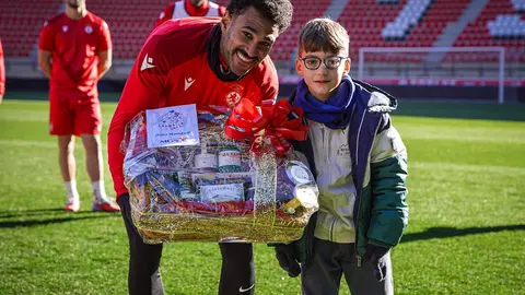 Los jugadores de la Cultural hacen entrega de los regalos del sorteo a los niños. Foto: Cultural.