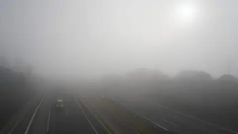 Intensa niebla en el Bierzo en las carreteras del Bierzo. Foto: César Sánchez.