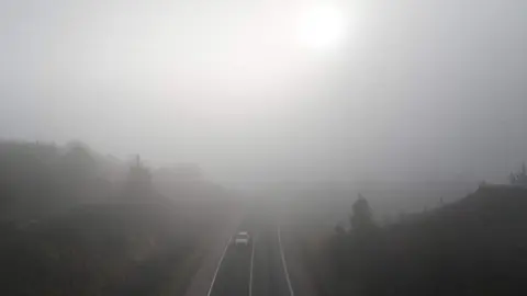 Intensa niebla en el Bierzo en las carreteras del Bierzo. Foto: César Sánchez.