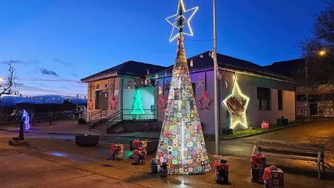 El Concurso Ponferrada es Navidad 2025, organizado por la Agencia Keiva en colaboración con el Ayuntamiento de la capital berciana, ha llenado de creatividad e ilusión las calles, hogares, barrios y pedanías del municipio. Foto: Ayuntamiento de Ponferrada.