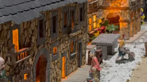 El Concurso Ponferrada es Navidad 2025, organizado por la Agencia Keiva en colaboración con el Ayuntamiento de la capital berciana, ha llenado de creatividad e ilusión las calles, hogares, barrios y pedanías del municipio. Foto: Ayuntamiento de Ponferrada.