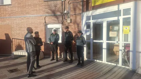 El subdelegado de Gobierno en León, Héctor Alaiz Moretón, ha visitado este miércoles a la Guardia Civil de Armunia y a la Policía Nacional de San Andrés del Rabanedo para felicitarles el año y desearles un buen servicio. Foto: Subdelegación del Gobierno en León.
