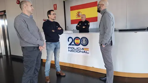 El subdelegado de Gobierno en León, Héctor Alaiz Moretón, ha visitado este miércoles a la Guardia Civil de Armunia y a la Policía Nacional de San Andrés del Rabanedo para felicitarles el año y desearles un buen servicio. Foto: Subdelegación del Gobierno en León.