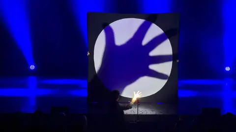 La dirección artística de esta edición corre a cargo de Violeta Zheng, mientras que la selección de los artistas responde, un año más, al criterio del mago y productor Juan Mayoral, figura clave en la proyección nacional e internacional del festival.