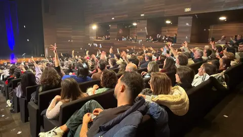 La dirección artística de esta edición corre a cargo de Violeta Zheng, mientras que la selección de los artistas responde, un año más, al criterio del mago y productor Juan Mayoral, figura clave en la proyección nacional e internacional del festival. En la imagen, el lleno hasta la bandera en el Auditorio Ciudad de León.