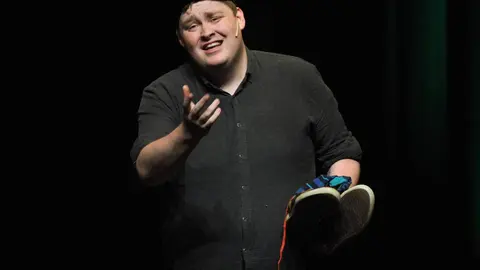 La dirección artística de esta edición corre a cargo de Violeta Zheng, mientras que la selección de los artistas responde, un año más, al criterio del mago y productor Juan Mayoral, figura clave en la proyección nacional e internacional del festival.