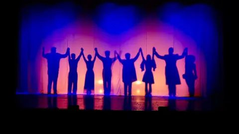 La dirección artística de esta edición corre a cargo de Violeta Zheng, mientras que la selección de los artistas responde, un año más, al criterio del mago y productor Juan Mayoral, figura clave en la proyección nacional e internacional del festival.