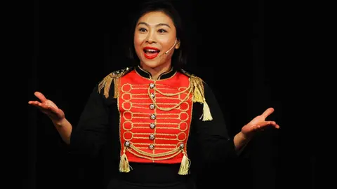 La dirección artística de esta edición corre a cargo de Violeta Zheng, mientras que la selección de los artistas responde, un año más, al criterio del mago y productor Juan Mayoral, figura clave en la proyección nacional e internacional del festival.