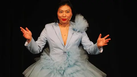 La dirección artística de esta edición corre a cargo de Violeta Zheng, mientras que la selección de los artistas responde, un año más, al criterio del mago y productor Juan Mayoral, figura clave en la proyección nacional e internacional del festival.