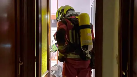 Los Bomberos de León han cerrado el año con dos intervenciones en la capital leonesa: un incendio en una vivienda provocado por un horno eléctrico y la recuperación de unas llaves que habían caído al vacío de un ascensor. Fotos: Bomberos León