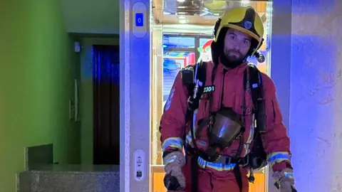 Los Bomberos de León han cerrado el año con dos intervenciones en la capital leonesa: un incendio en una vivienda provocado por un horno eléctrico y la recuperación de unas llaves que habían caído al vacío de un ascensor. Fotos: Bomberos León