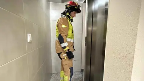 Los Bomberos de León han cerrado el año con dos intervenciones en la capital leonesa: un incendio en una vivienda provocado por un horno eléctrico y la recuperación de unas llaves que habían caído al vacío de un ascensor. Fotos: Bomberos León