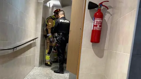 Los Bomberos de León han cerrado el año con dos intervenciones en la capital leonesa: un incendio en una vivienda provocado por un horno eléctrico y la recuperación de unas llaves que habían caído al vacío de un ascensor. Fotos: Bomberos León