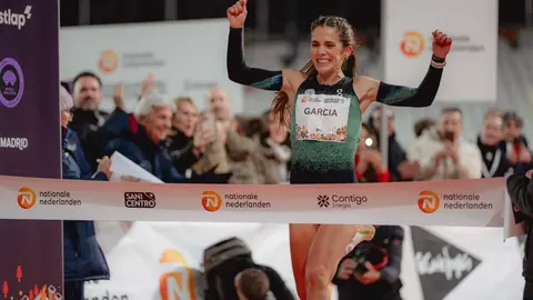 La fondista leonesa repite victoria en la San Silvestre Vallecana con un tiempo de 31:11, igualando la mejor marca nacional en ruta, en una jornada marcada también por el dominio keniano y la alta participación popular