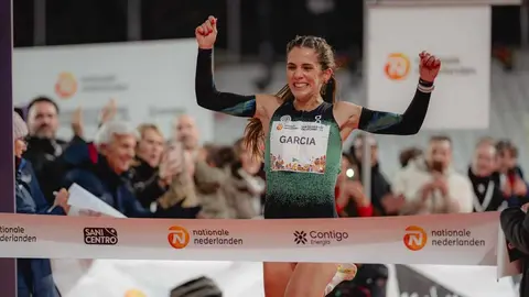 La fondista leonesa repite victoria en la San Silvestre Vallecana con un tiempo de 31:11, igualando la mejor marca nacional en ruta, en una jornada marcada también por el dominio keniano y la alta participación popular