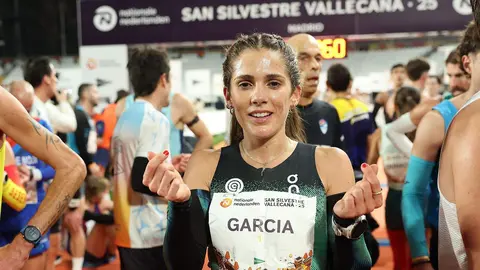 La fondista leonesa repite victoria en la San Silvestre Vallecana con un tiempo de 31:11, igualando la mejor marca nacional en ruta, en una jornada marcada también por el dominio keniano y la alta participación popular