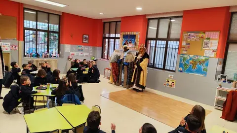 Los Reyes Magos visitan por sorpresa el colegio Divina Pastora.