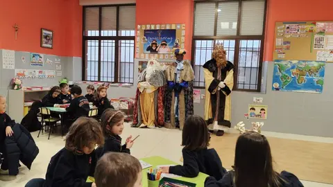 Los Reyes Magos visitan por sorpresa el colegio Divina Pastora.