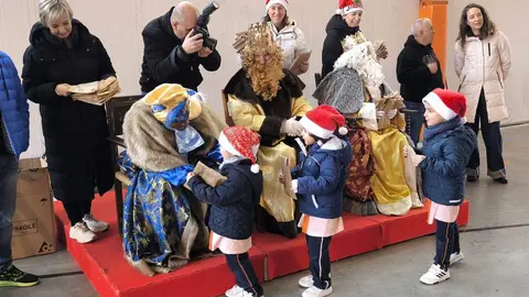 Los Reyes Magos visitan por sorpresa el colegio Divina Pastora.