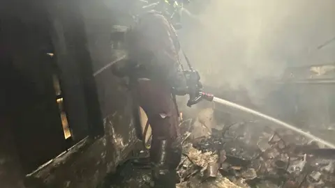 Actuación de los Bomberos de León en el incendio del hostal en Santas Martas. Fotos: Bomberos de León.