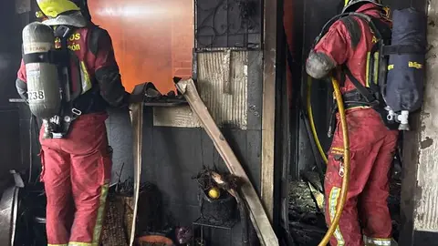 Actuación de los Bomberos de León en el incendio del hostal en Santas Martas. Fotos: Bomberos de León.