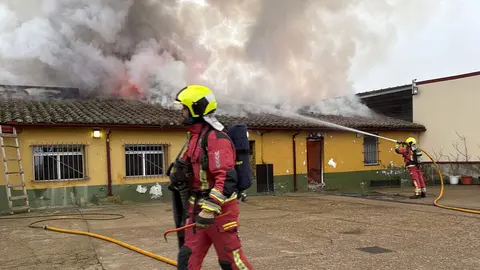 Actuación de los Bomberos de León en el incendio del hostal en Santas Martas. Fotos: Bomberos de León.