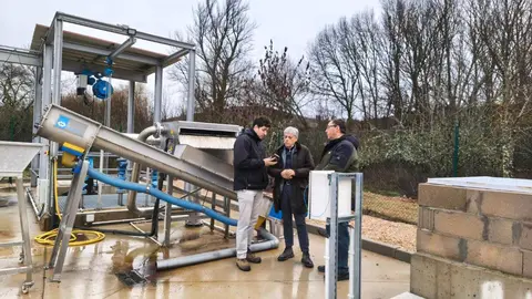 El delegado territorial de la Junta, Eduardo Diego, y el alcalde de Villafranca del Bierzo, José Manuel Pereira, visitan el nuevo EDAR de Valtuille de Abajo. Foto: JCyL