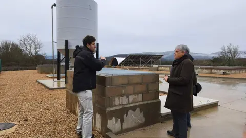 El delegado territorial de la Junta, Eduardo Diego, y el alcalde de Villafranca del Bierzo, José Manuel Pereira, visitan el nuevo EDAR de Valtuille de Abajo. Foto: JCyL