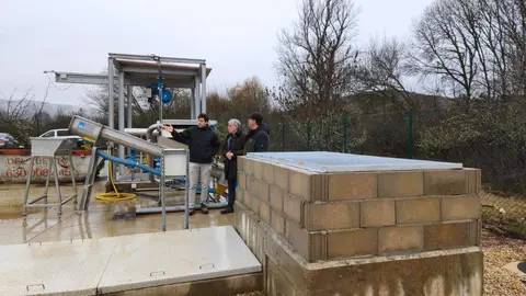 El delegado territorial de la Junta, Eduardo Diego, y el alcalde de Villafranca del Bierzo, José Manuel Pereira, visitan el nuevo EDAR de Valtuille de Abajo. Foto: JCyL