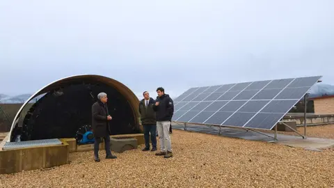 El delegado territorial de la Junta, Eduardo Diego, y el alcalde de Villafranca del Bierzo, José Manuel Pereira, visitan el nuevo EDAR de Valtuille de Abajo. Foto: JCyL