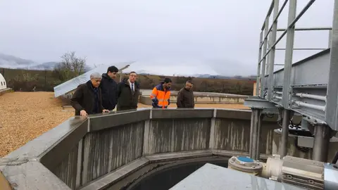El delegado territorial de la Junta, Eduardo Diego, y el alcalde de Villafranca del Bierzo, José Manuel Pereira, visitan el nuevo EDAR de Valtuille de Abajo. Foto: JCyL