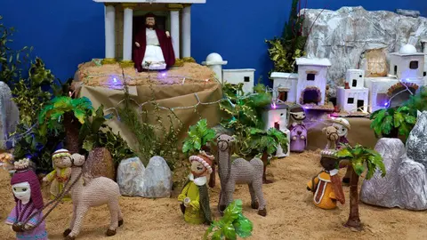 Vecinos de las diferentes localidades del municipio leonés mantienen viva la tradición del Belén y engalanan sus plazas con luces y grandes árboles de Navidad en Villamor de Órbigo, Villavante, San Martín del Camino y Sardonedo.