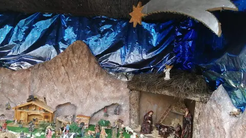 Vecinos de las diferentes localidades del municipio leonés mantienen viva la tradición del Belén y engalanan sus plazas con luces y grandes árboles de Navidad en Villamor de Órbigo, Villavante, San Martín del Camino y Sardonedo.