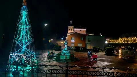 Vecinos de las diferentes localidades del municipio leonés mantienen viva la tradición del Belén y engalanan sus plazas con luces y grandes árboles de Navidad en Villamor de Órbigo, Villavante, San Martín del Camino y Sardonedo.