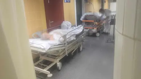 El servicio de Urgencias del Hospital de León ha vuelto a atravesar de nuevo una situación crítica en las últimas horas. Este viernes 2 de enero, el área ha llegado a un escenario de bloqueo total, con 151 pacientes atendidos simultáneamente.)