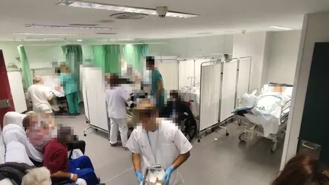 El servicio de Urgencias del Hospital de León ha vuelto a atravesar de nuevo una situación crítica en las últimas horas. Este viernes 2 de enero, el área ha llegado a un escenario de bloqueo total, con 151 pacientes atendidos simultáneamente.