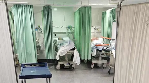 El servicio de Urgencias del Hospital de León ha vuelto a atravesar de nuevo una situación crítica en las últimas horas. Este viernes 2 de enero, el área ha llegado a un escenario de bloqueo total, con 151 pacientes atendidos simultáneamente.