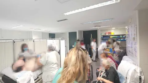 El servicio de Urgencias del Hospital de León ha vuelto a atravesar de nuevo una situación crítica en las últimas horas. Este viernes 2 de enero, el área ha llegado a un escenario de bloqueo total, con 151 pacientes atendidos simultáneamente.