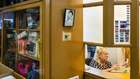 Almacenes Antoñanzas celebra 75 años como referencia del comercio tradicional en León. El histórico negocio familiar recuerda sus orígenes, agradece el apoyo de generaciones de clientes y reivindica un modelo basado en cercanía y adaptación.