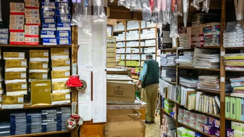 Almacenes Antoñanzas celebra 75 años como referencia del comercio tradicional en León. El histórico negocio familiar recuerda sus orígenes, agradece el apoyo de generaciones de clientes y reivindica un modelo basado en cercanía y adaptación.