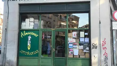 Almacenes Antoñanzas celebra 75 años como referencia del comercio tradicional en León. El histórico negocio familiar recuerda sus orígenes, agradece el apoyo de generaciones de clientes y reivindica un modelo basado en cercanía y adaptación.