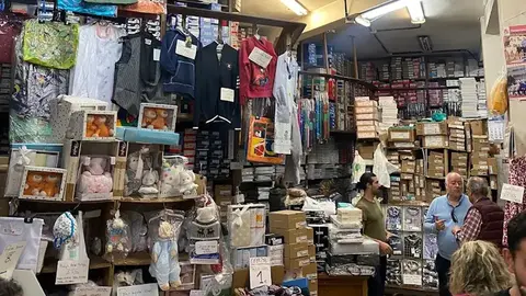 Almacenes Antoñanzas celebra 75 años como referencia del comercio tradicional en León. El histórico negocio familiar recuerda sus orígenes, agradece el apoyo de generaciones de clientes y reivindica un modelo basado en cercanía y adaptación.