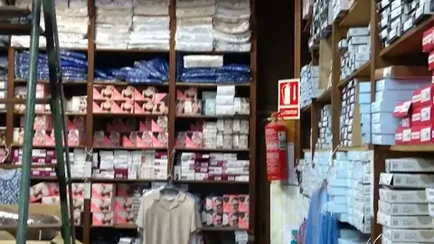 Almacenes Antoñanzas celebra 75 años como referencia del comercio tradicional en León. El histórico negocio familiar recuerda sus orígenes, agradece el apoyo de generaciones de clientes y reivindica un modelo basado en cercanía y adaptación.