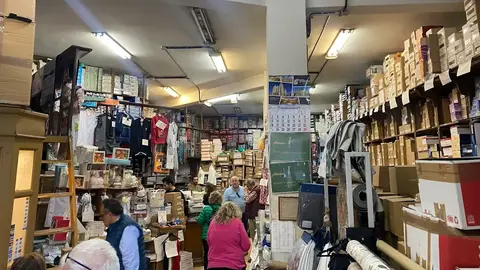 Almacenes Antoñanzas celebra 75 años como referencia del comercio tradicional en León. El histórico negocio familiar recuerda sus orígenes, agradece el apoyo de generaciones de clientes y reivindica un modelo basado en cercanía y adaptación.